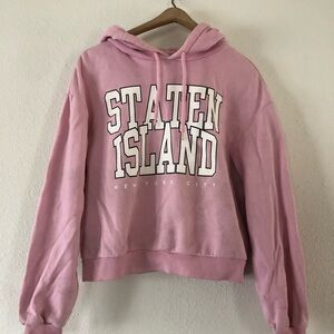 Light Pink Cropped Hoodie with Staten Island New York City Graphic Print